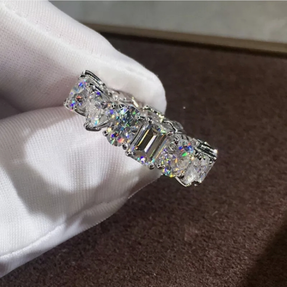 New Elegant Wedding/Enagagement Ring Band - Picture 6 of 9